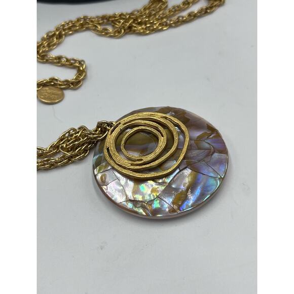 Susan Shaw Gold
Plated Round Mother of Pearl disc Pendant Necklace - Picture 14 of 15